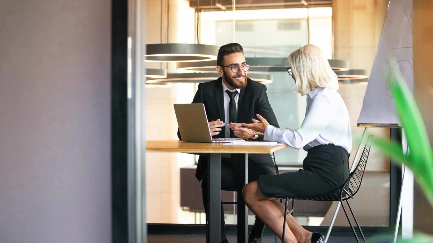 Gespräch zwischen zwei Business-Menschen